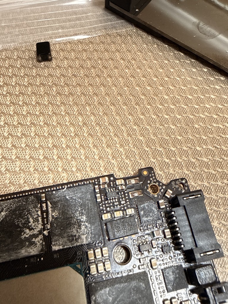 Empty pad close-up, with the missing part on the cloth above